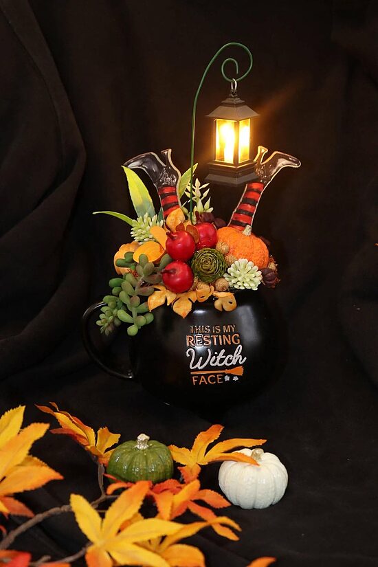 Resting Witch Face Halloween Bögre Kompozíció Lámpással